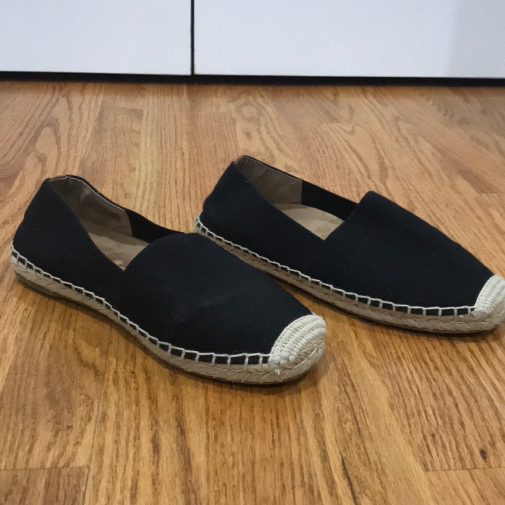 Vionic black flats